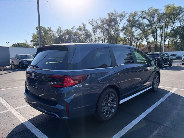 New 2027 Smoke Blue Pearl Honda Touring image 5