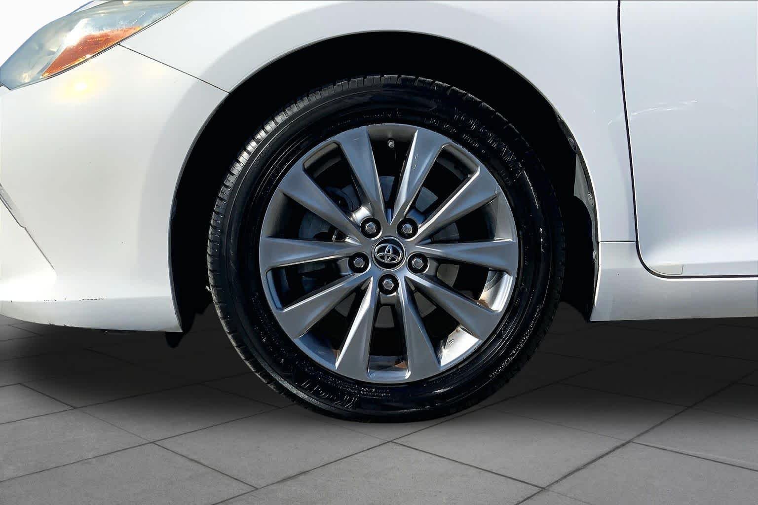Used 2016 Super White Toyota XLE image 11
