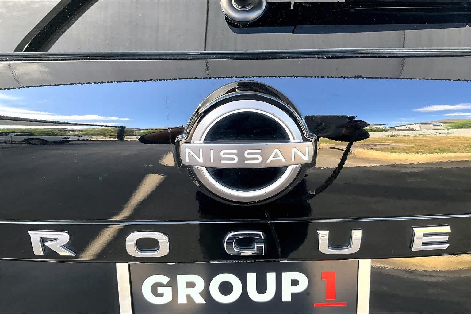 Used 2023 Super Black Nissan Platinum image 31
