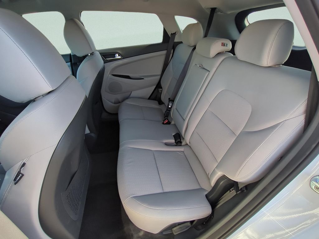 Used 2020 White Hyundai SE image 13