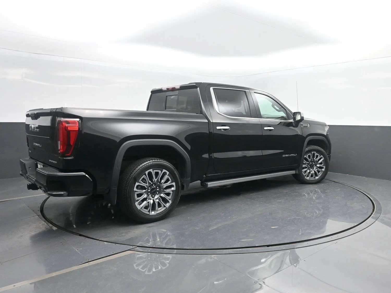 Used 2025 Onyx Black GMC Denali Ultimate image 2