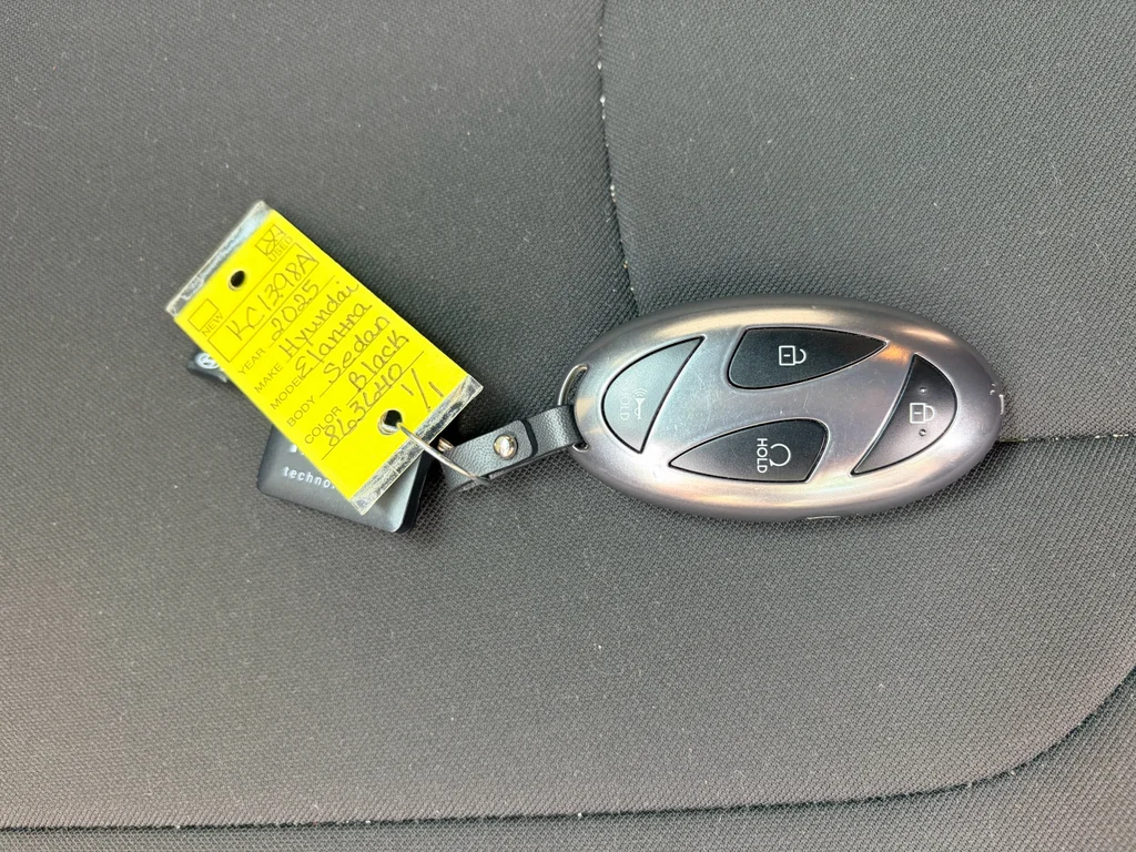 Used 2025 Abyss Black Hyundai SEL Sport image 14