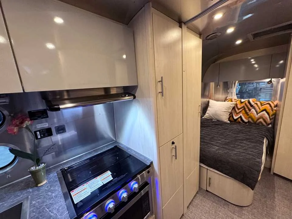 Used 2022 SILVER AIRSTREAM  image 12