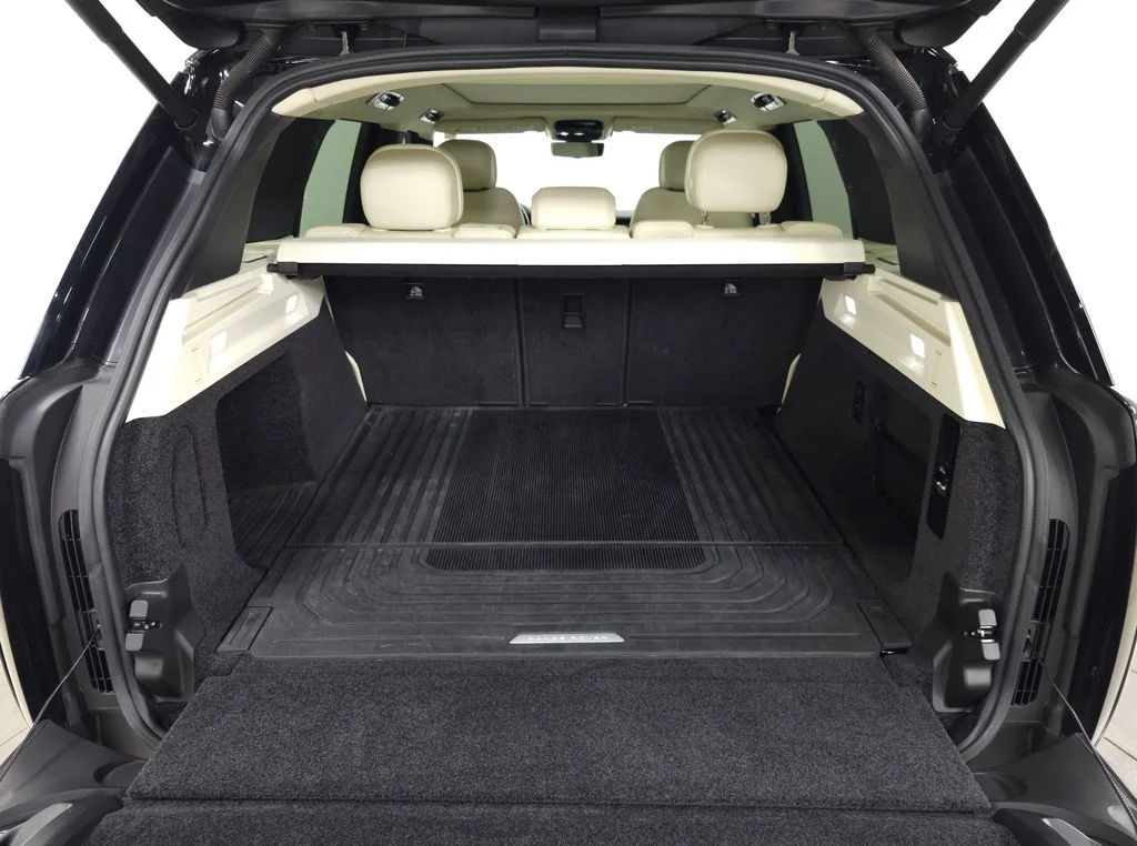 Certified Used 2024 Gray Land Rover SE image 5