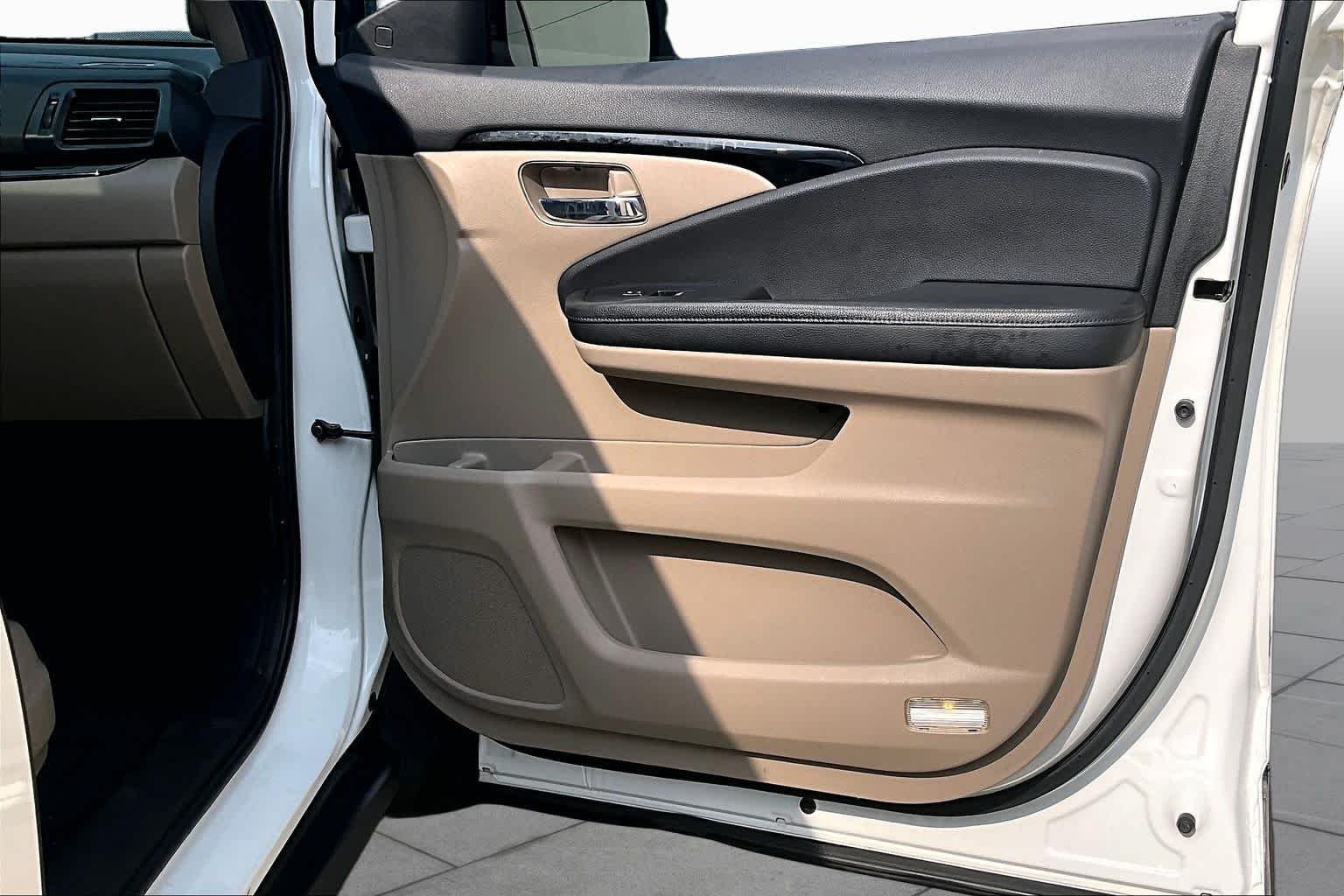 Used 2020 Platinum White Pearl Honda Touring 8-Passenger image 22