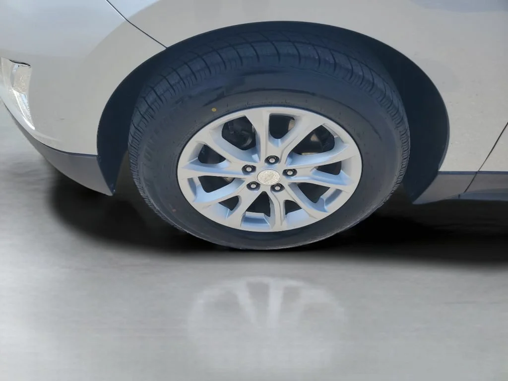 Used 2018 SILVER ICE METALLIC Chevrolet LT image 24