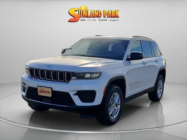New 2025 Bright White Clear-Coat Exterior Paint Jeep Laredo X image 2