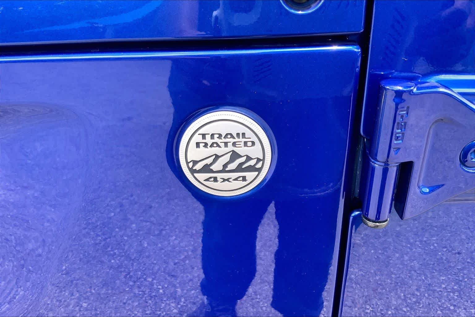 Used 2020 Ocean Blue Metallic Clearcoat Jeep Sahara image 10