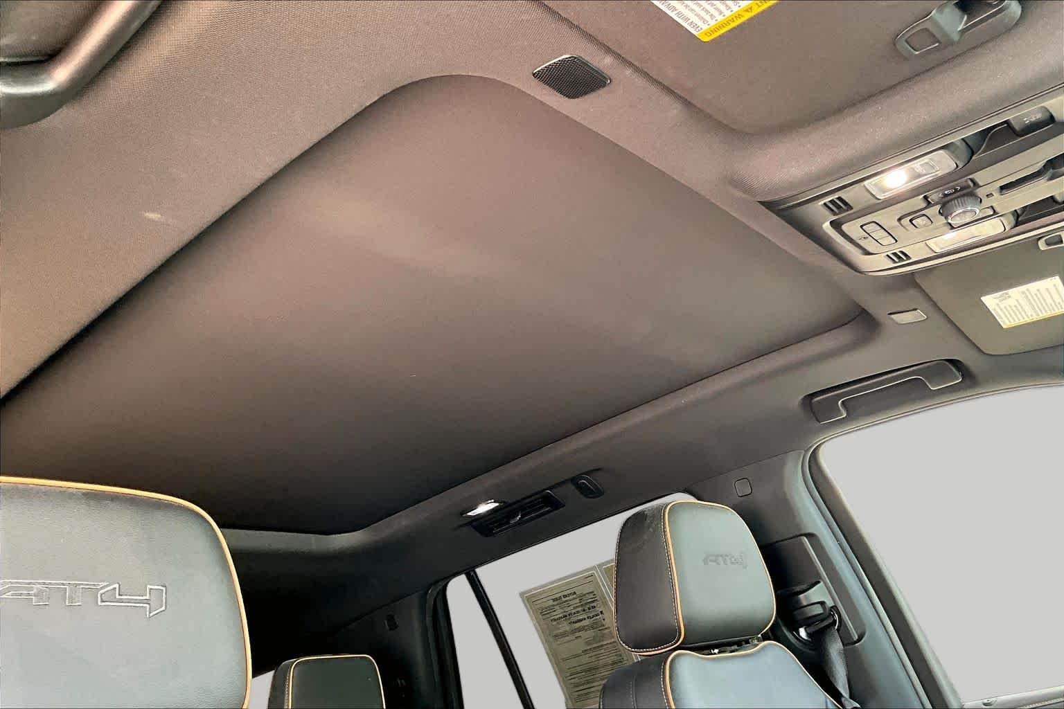 Used 2022 White Frost Tricoat GMC AT4 image 13