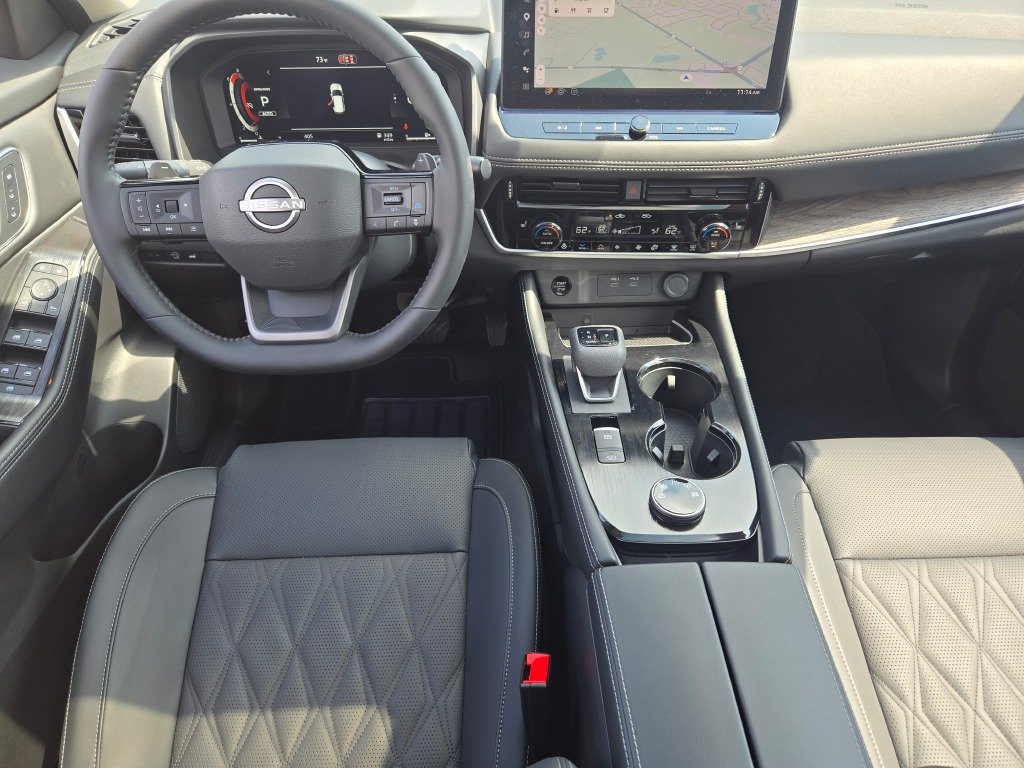 New 2026 Boulder Gray Pearl / Super Black Two-tone Nissan Platinum image 22