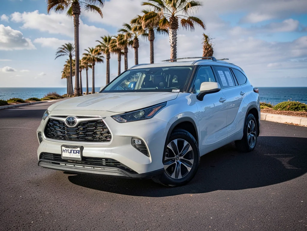 Used 2022 Beige Toyota XLE image 2