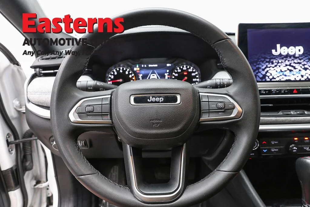 Used 2024 White Jeep Latitude image 10