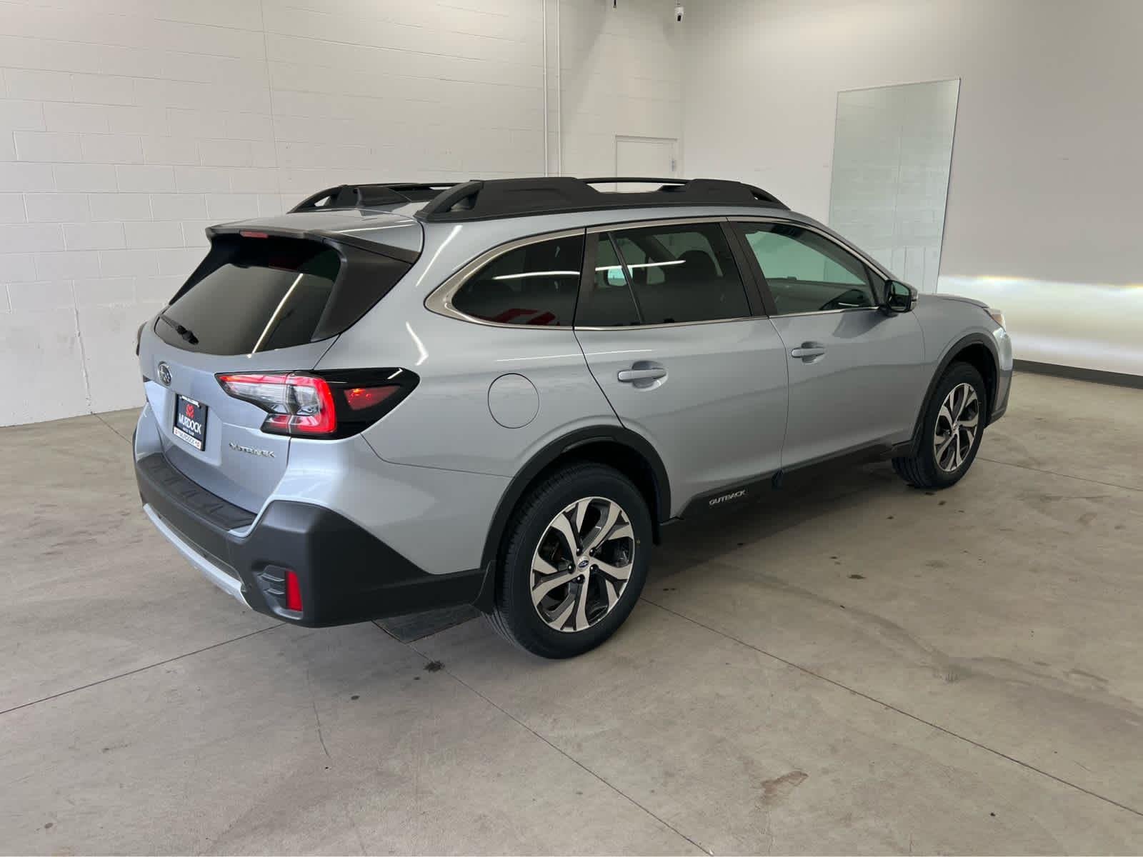 Used 2022 Ice Silver Metallic Subaru Limited image 4