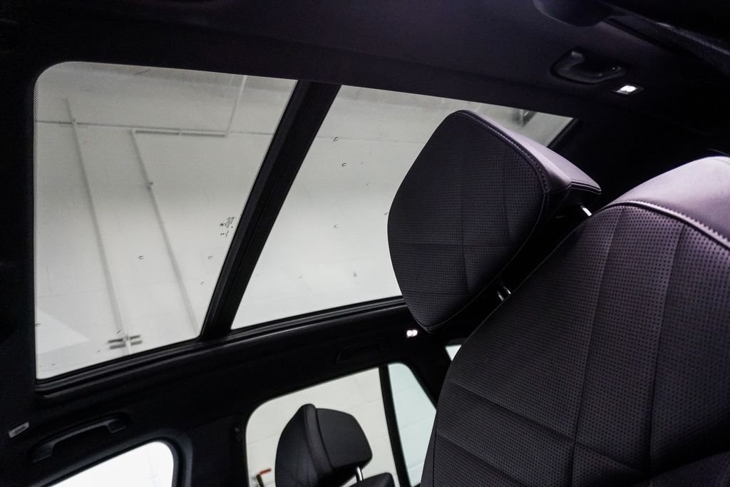 Used 2024 Black BMW xDrive40i image 8