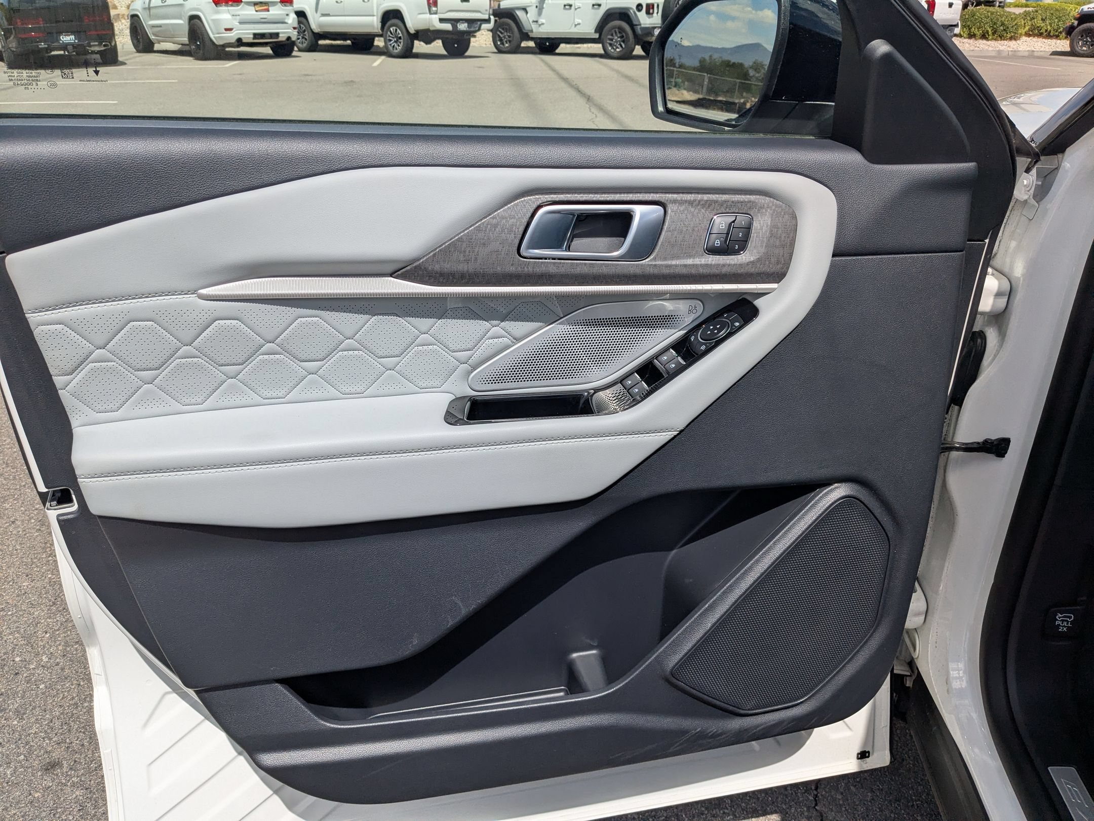 Used 2025 White Metallic Ford Platinum image 13