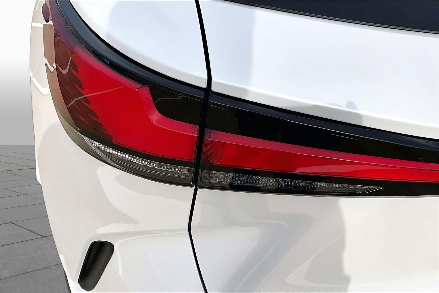 Used 2025 Eminent White Pearl Lexus Premium image 29