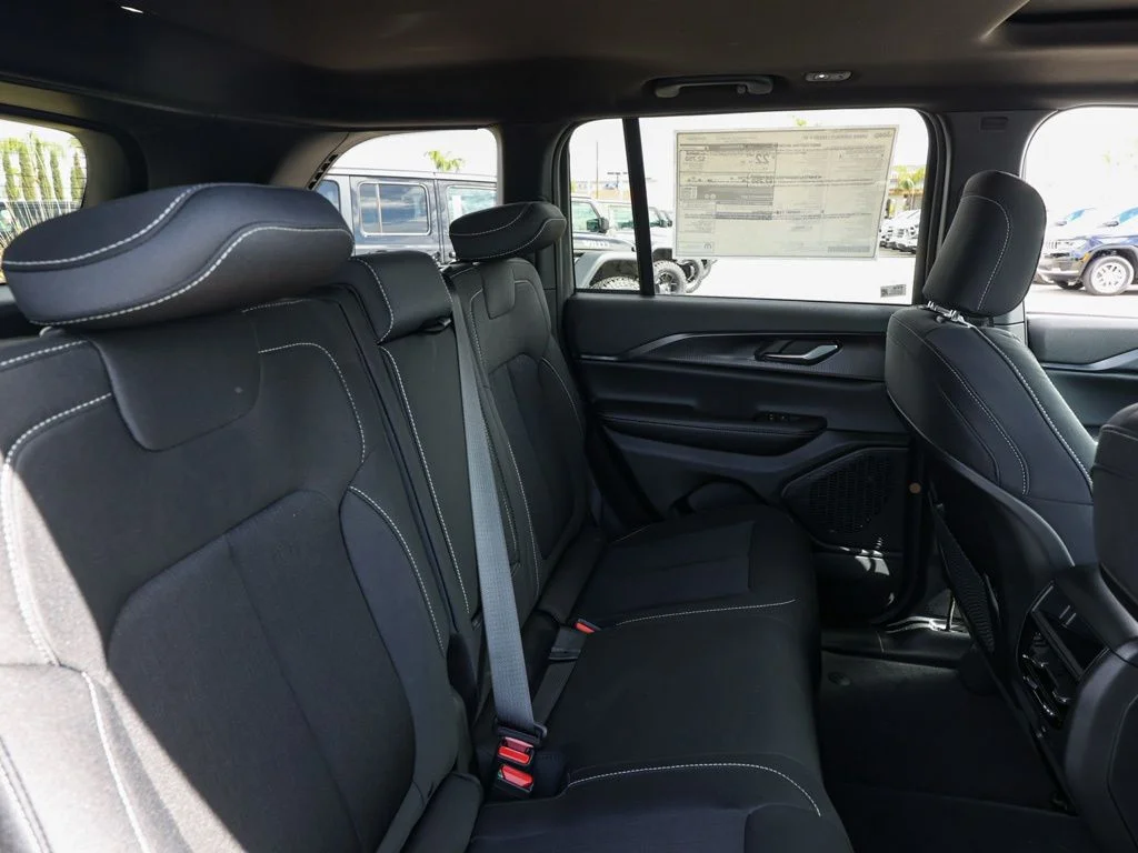 New 2026 Diamond Black Crystal Pearl-Coat Exterior Paint Jeep Laredo X image 17