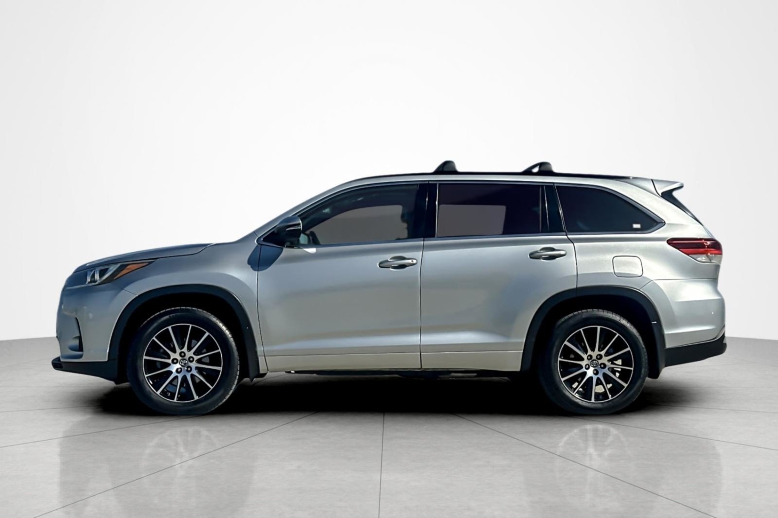 Used 2018 CELESTIAL SILVER MET Toyota SE image 2