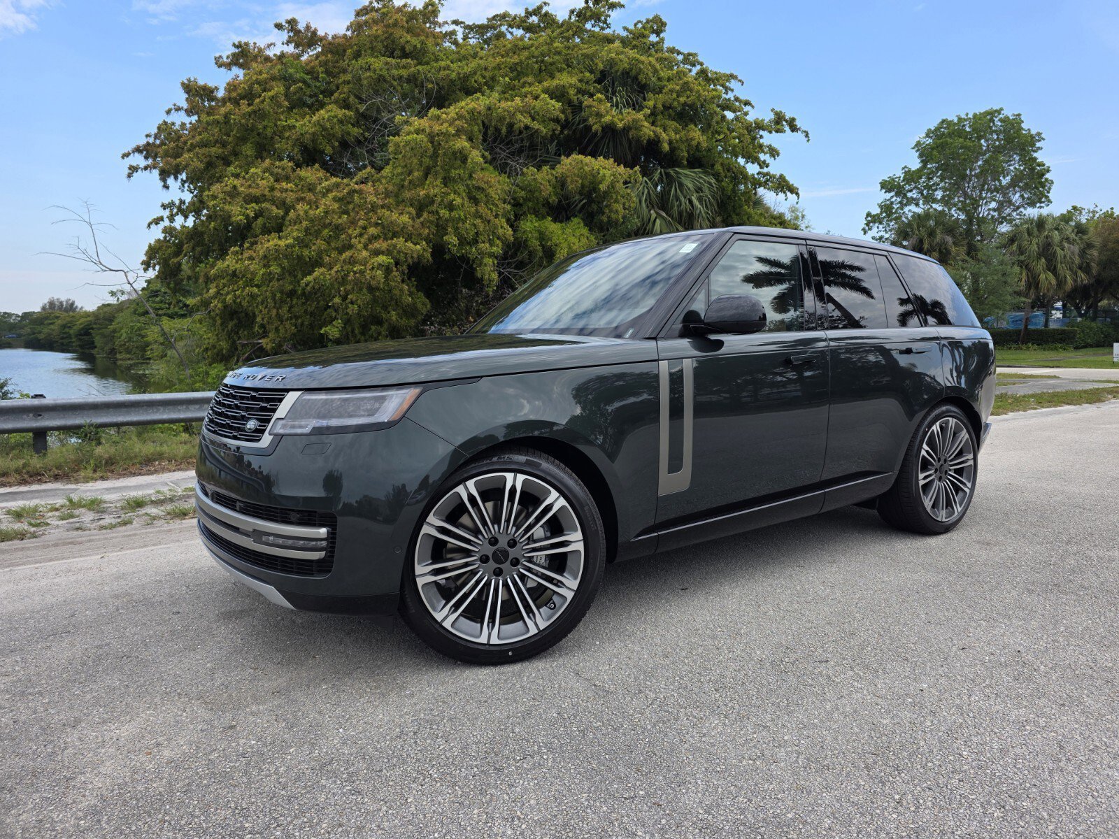 New 2026 Belgravia Green Land Rover SE image 1
