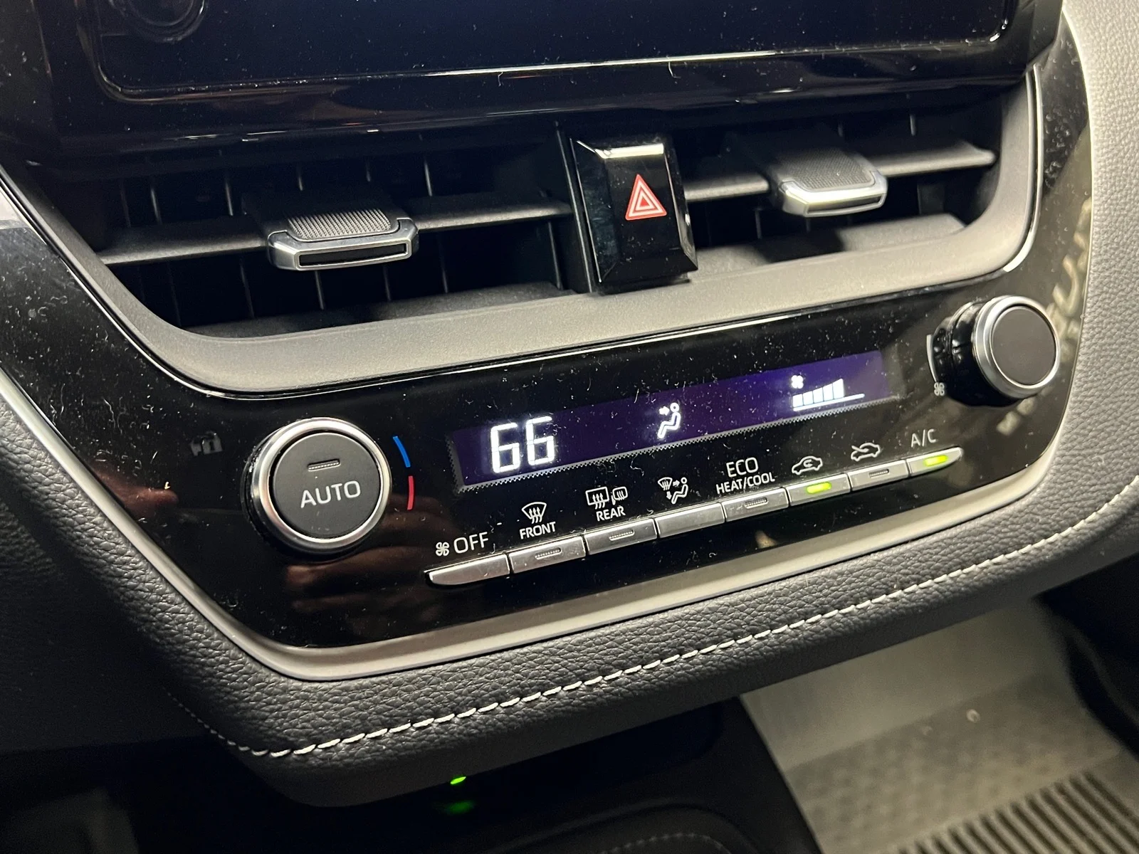 Used 2025 Ice Cap (040) Toyota SE image 17