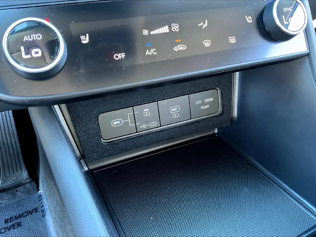 Used 2025 Black Hyundai SEL image 17