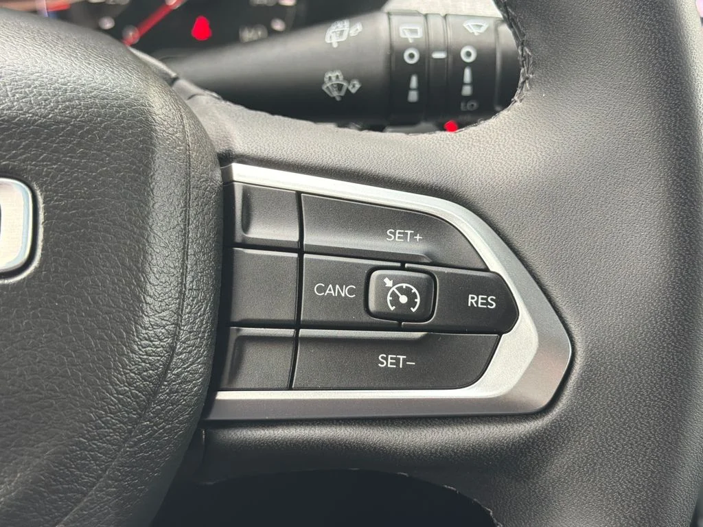 Used 2023 Diamond Black Crystal Pearlcoat Jeep Latitude Lux image 30
