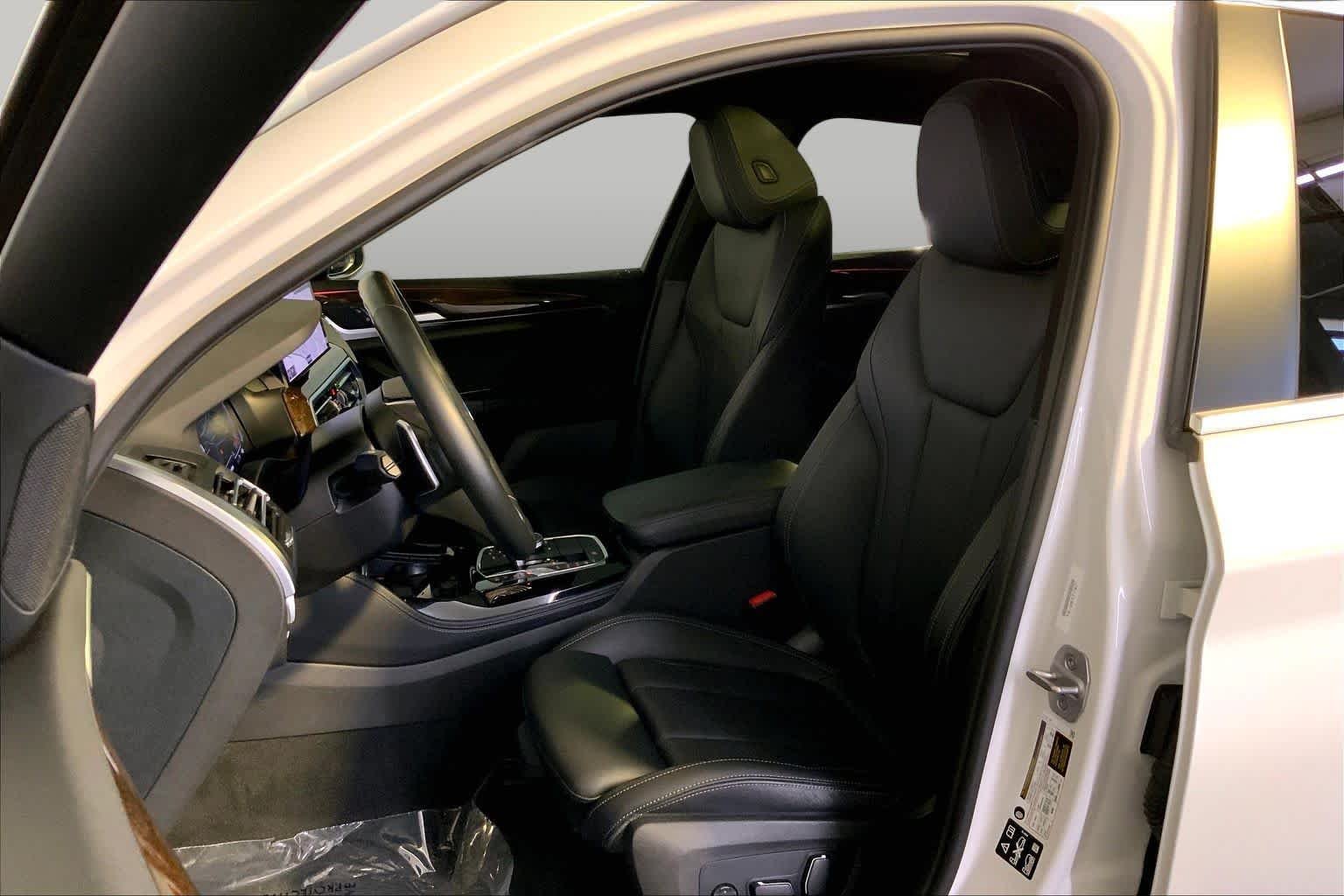 Used 2024 Alpine White BMW xDrive30i image 17
