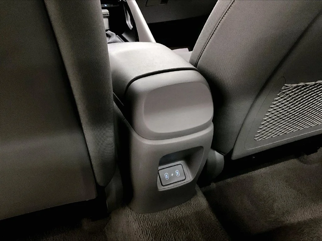 Used 2025 Silver Hyundai SEL Convenience image 10