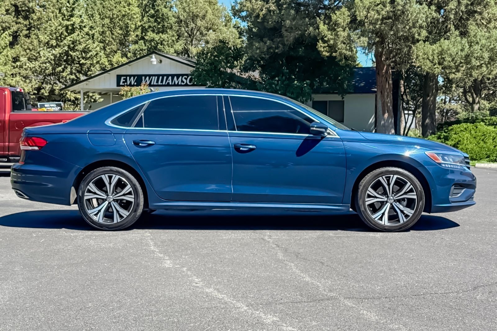 Used 2022  Volkswagen 2.0T SE image 3