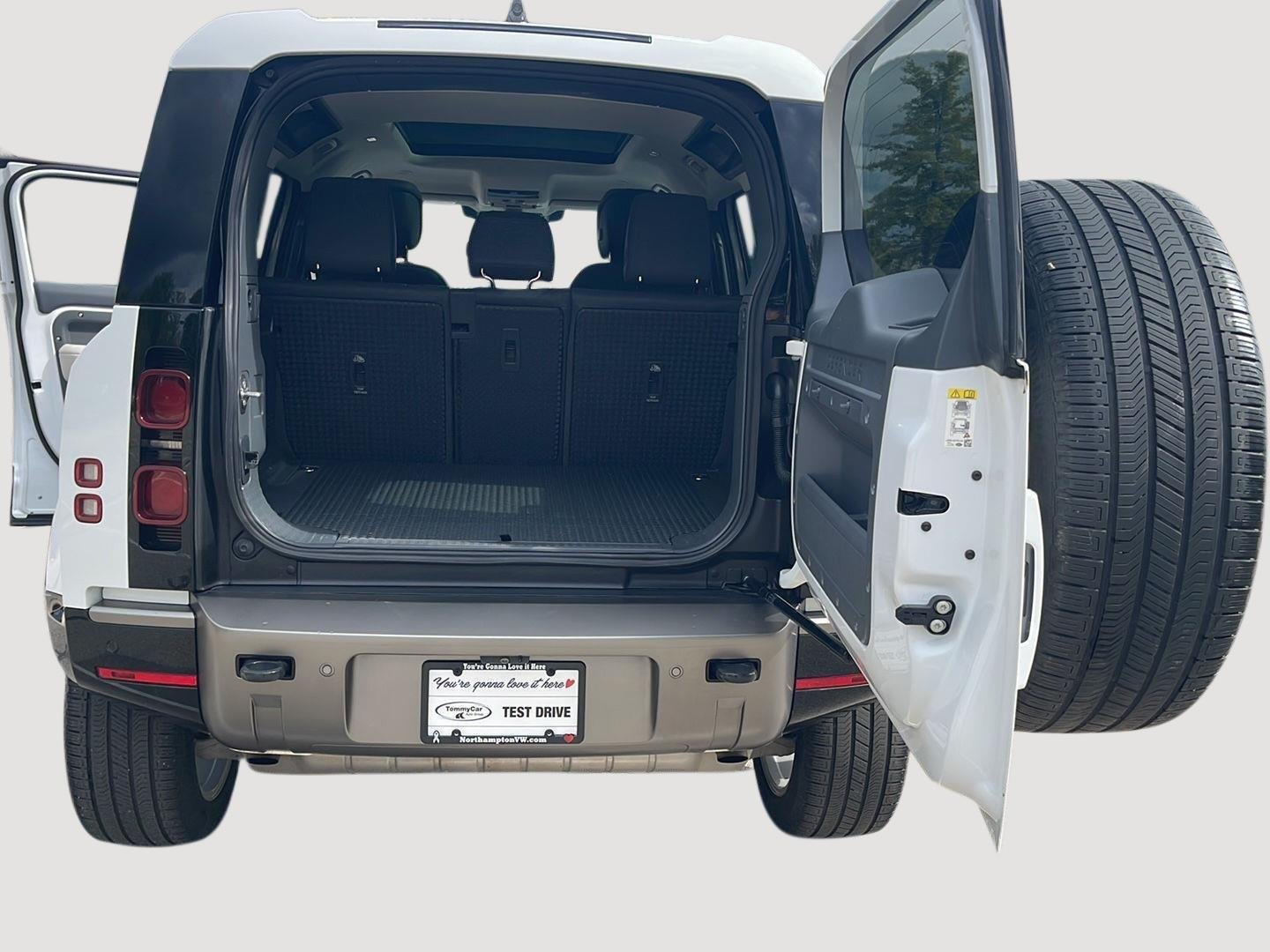 Used 2024 Fuji White Land Rover X-Dynamic SE image 41