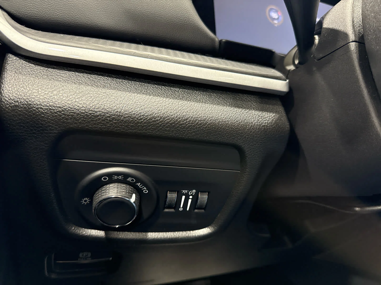 Used 2025 Silver Jeep Altitude 4x4 image 25