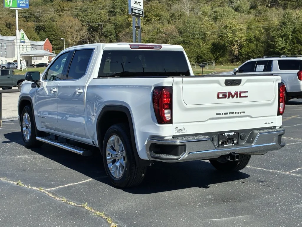 Used 2022 SUMMIT WHITE GMC SLE image 7
