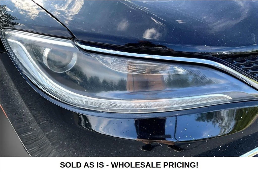 Used 2015  Chrysler Limited image 27