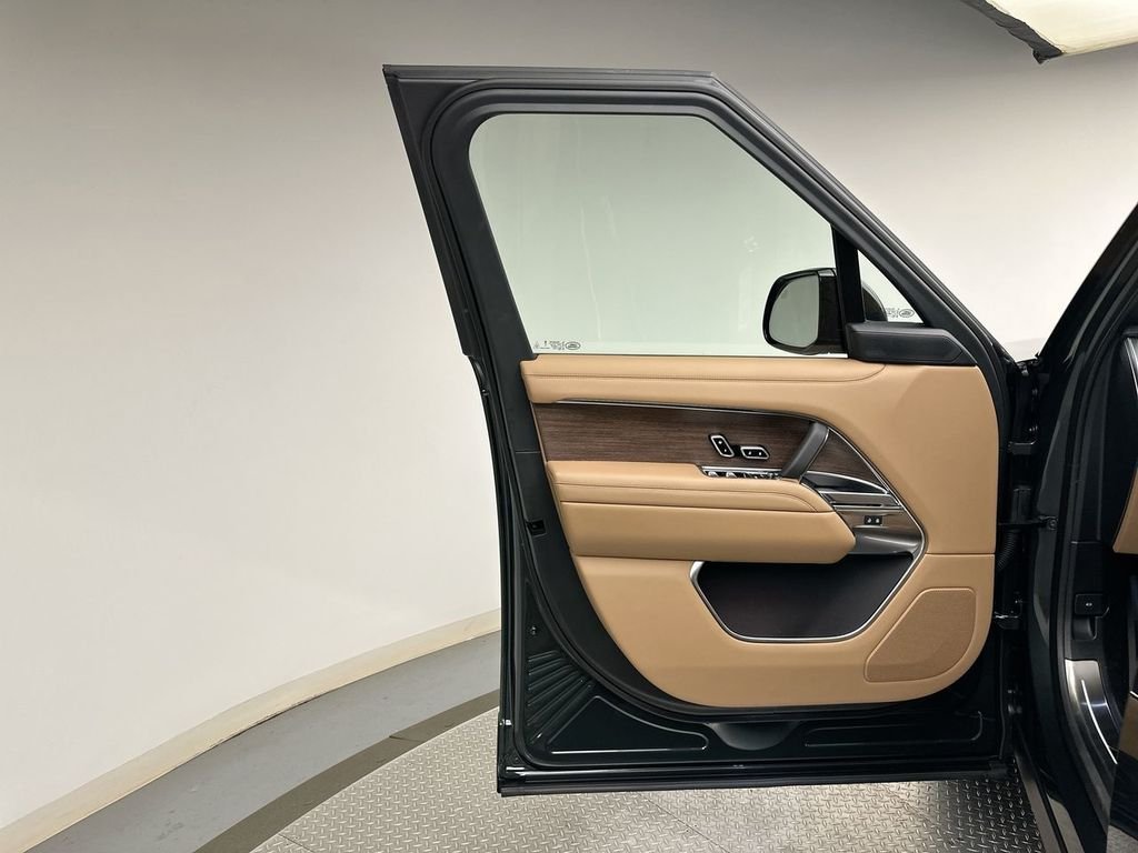 New 2026 Belgravia Green Metallic Land Rover SE image 9