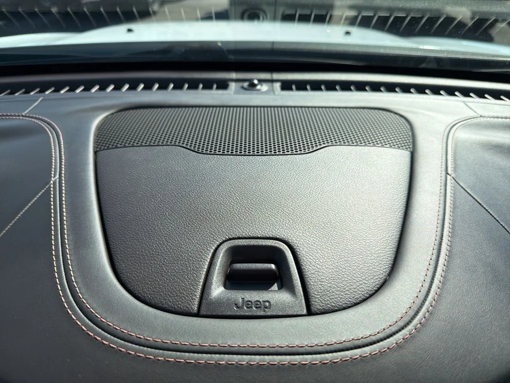 Used 2018 White Jeep Overland image 38