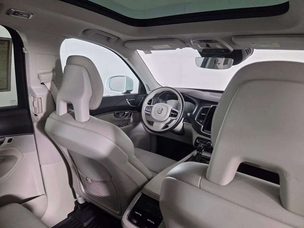 Used 2020 Crystal White Volvo Momentum image 32