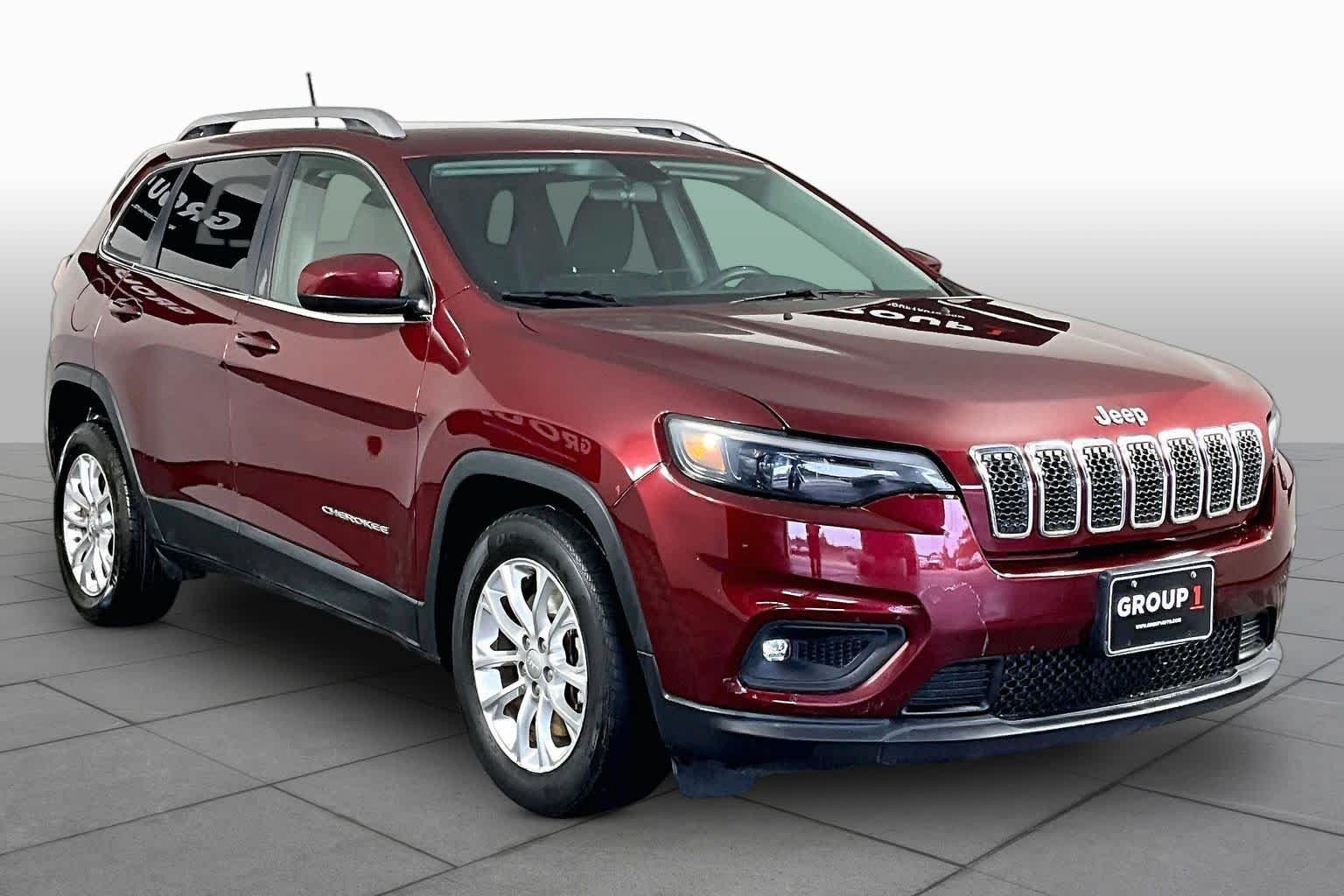 Used 2019 Velvet Red Pearlcoat Jeep Latitude image 3