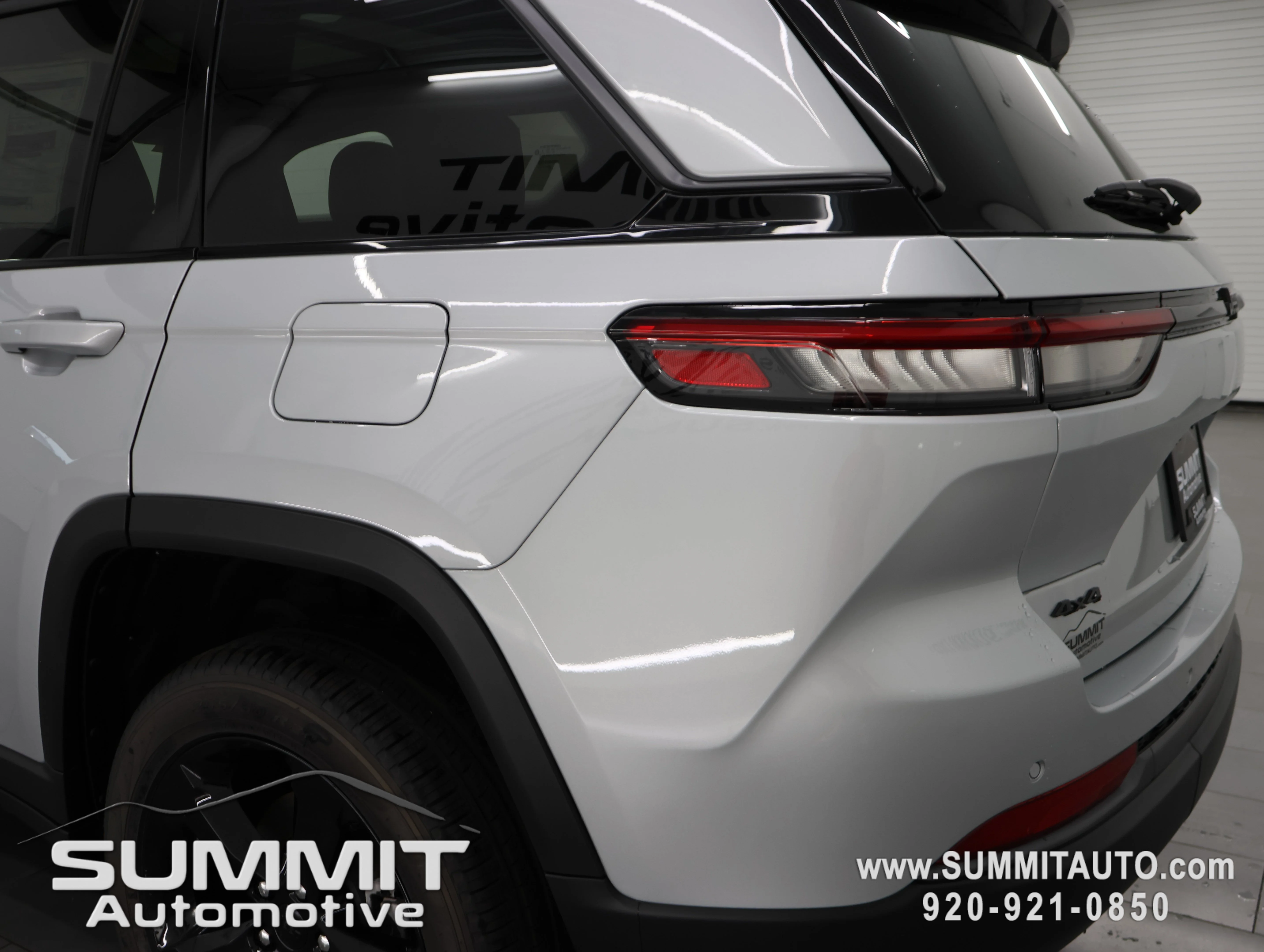 New 2026 Silver Zynith Exterior Paint Jeep Limited image 33