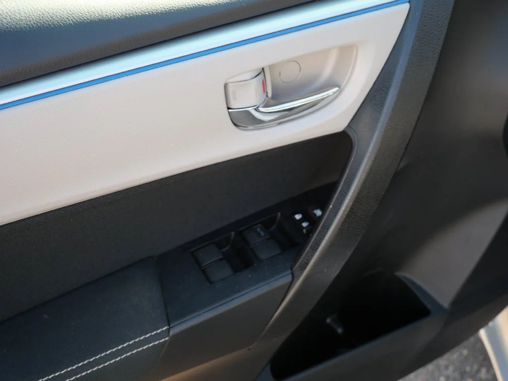 Used 2016 Silver Toyota LE image 22