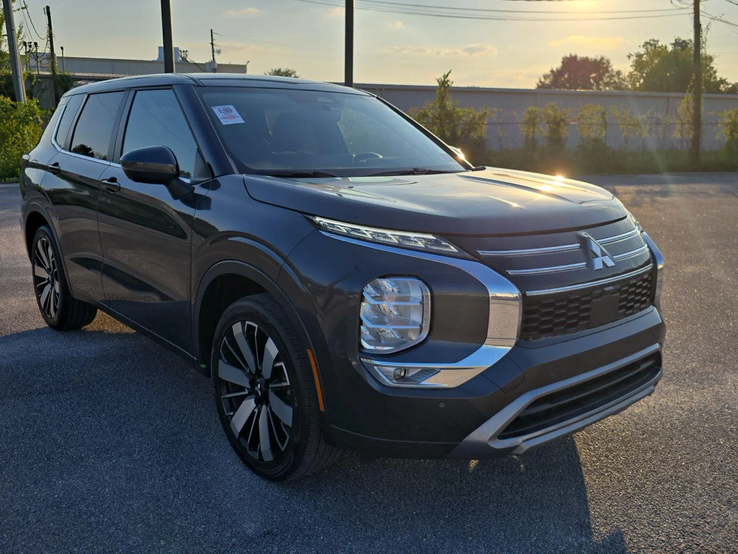 Used 2025  Mitsubishi SE image 1