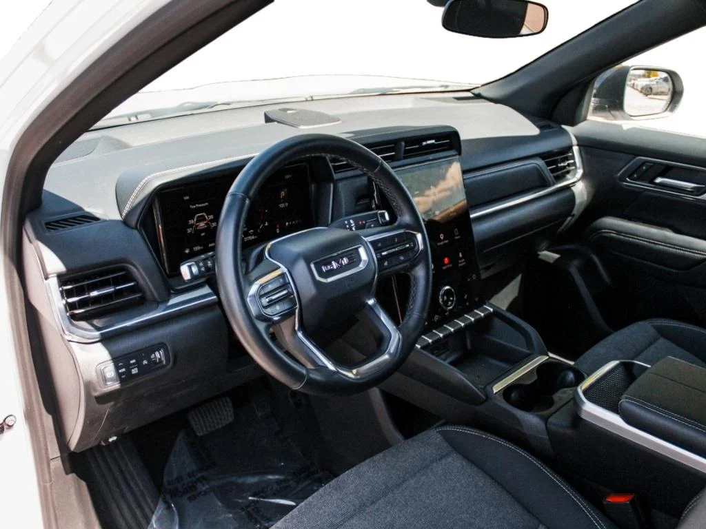 Used 2025  GMC AWD Elevation image 8