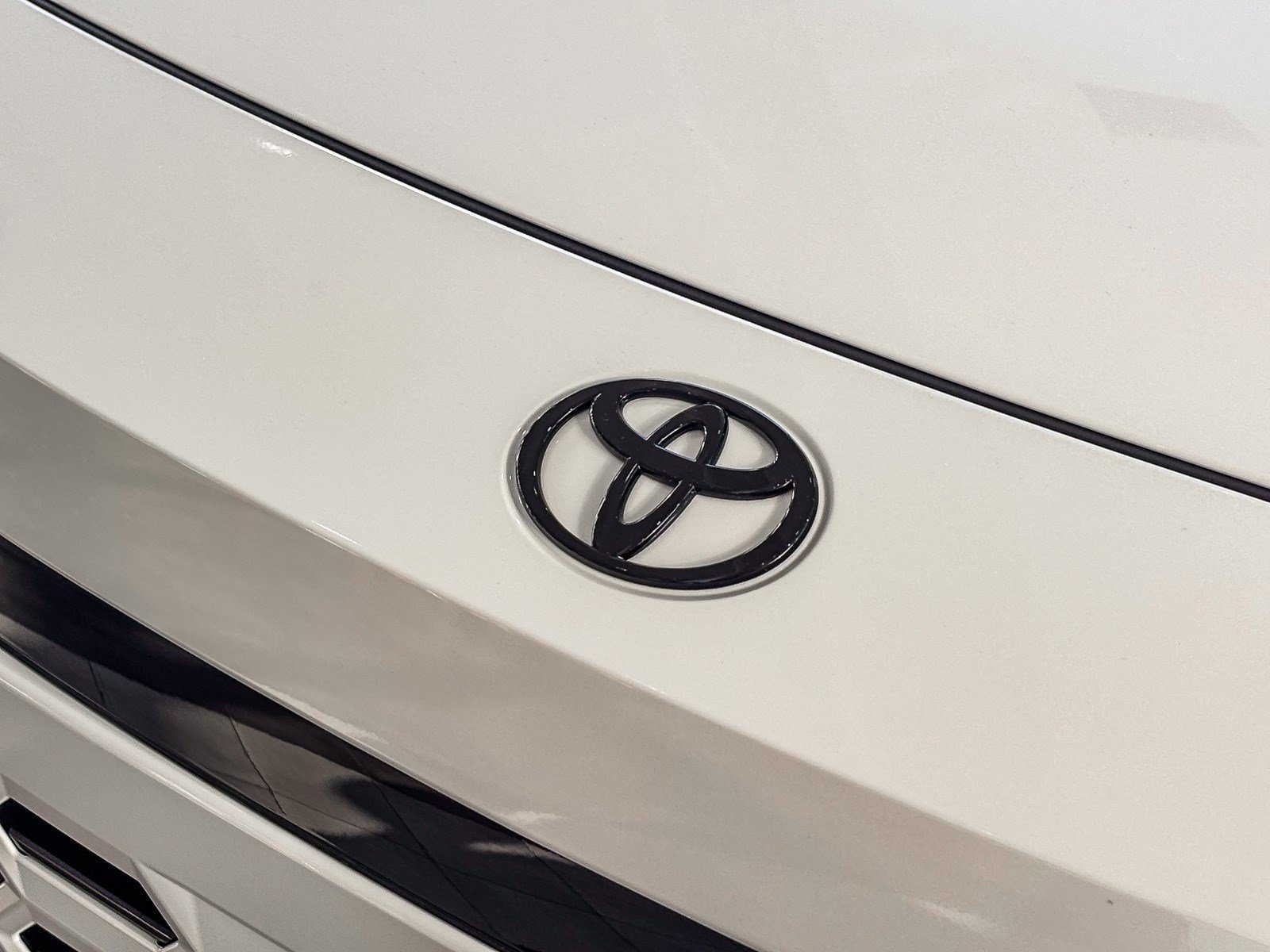 New 2026 Wind Chill Pearl with Midnight Black Metallic roof <sup>1</sup> Toyota  XSE image 9