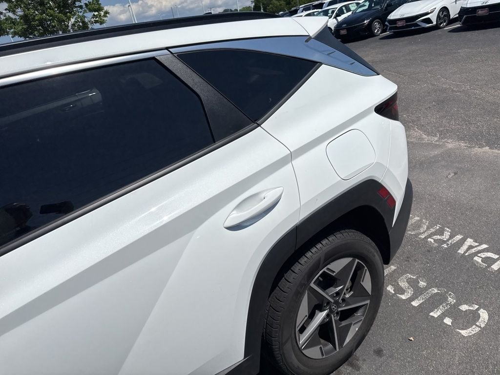Used 2025 White Hyundai SEL image 4