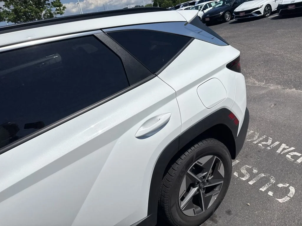 Used 2025 White Hyundai SEL image 4