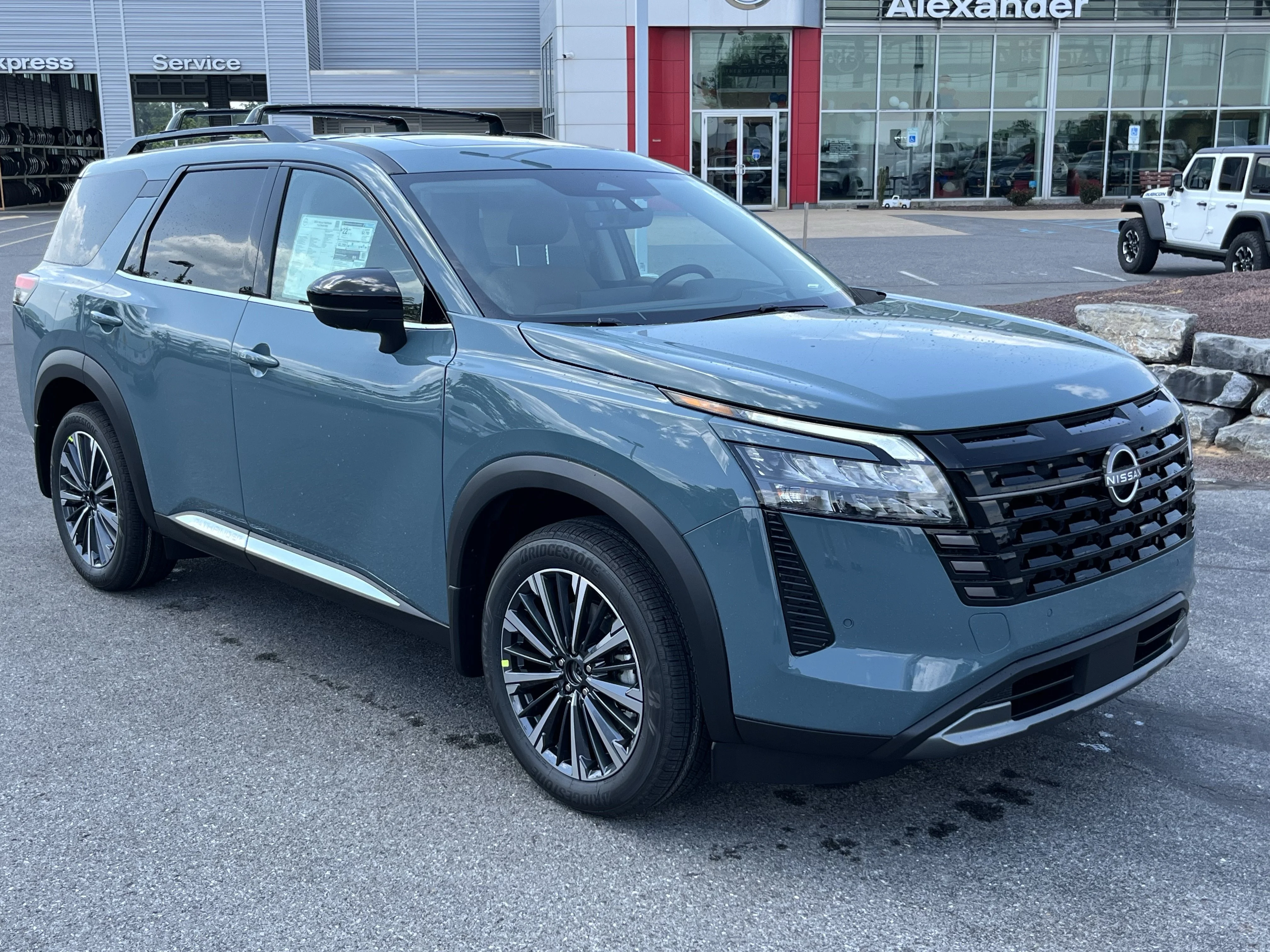 2026 Nissan Pathfinder Platinum 4WD's photo