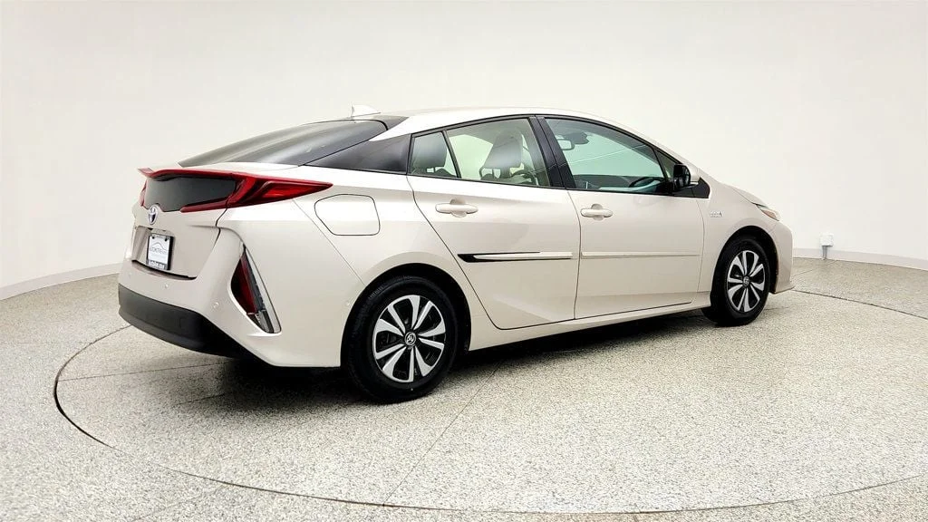 Used 2018 Titanium Glow Toyota Advanced image 5