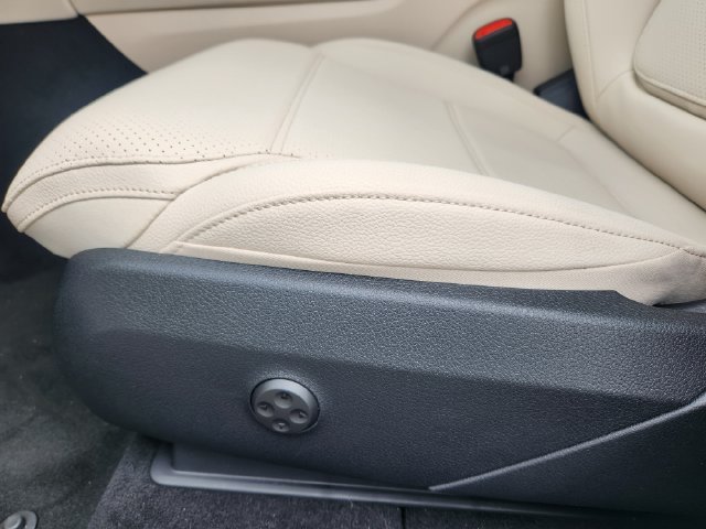 New 2027 Polar White Mercedes-Benz GLC 300 image 9