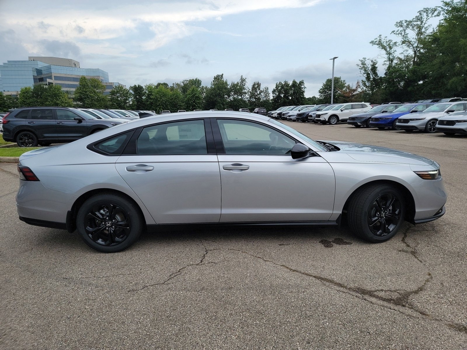 Used 2025 Silver Honda SE image 27