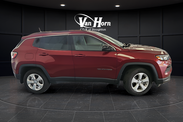 Used 2022 Velvet Red Pearlcoat Jeep Latitude image 8