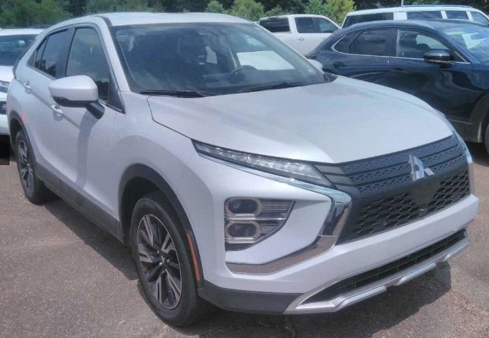 Used 2025 White Diamond Mitsubishi SE image 3